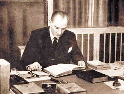 ataturk kitap okuyor